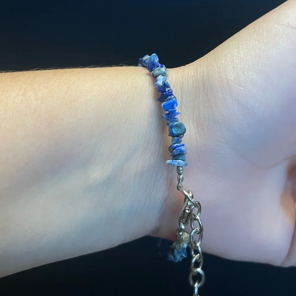 Lápis lazuli chip silver tone bracelet